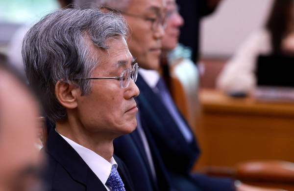 조희대 대법원장이 13일 국회에서 열린 법제사법위원회 국정감사에 출석해 여야 의원들의 설전을 지켜보다 눈을 감고 있다. 2025.10.13 [사진-연합뉴스]