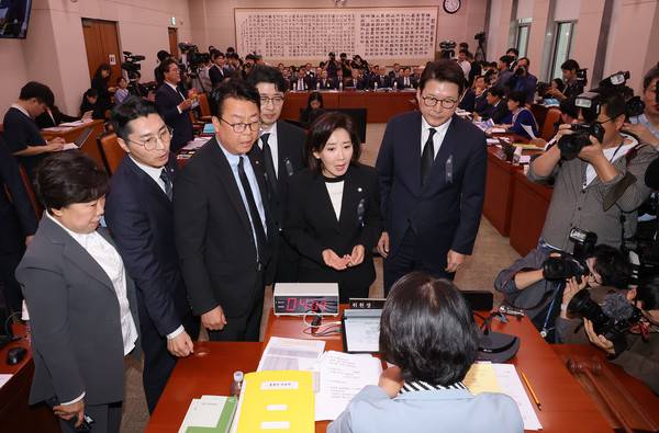 13일 서울 여의도 국회에서 열린 대법원 등에 대한 법제사법위원회 국정감사에서 국민의힘 의원들이 추미애 법사위원장에게 조희대 대법원장 이석을 요구하고 있다. 2025.10.13 [사진=연합뉴스]