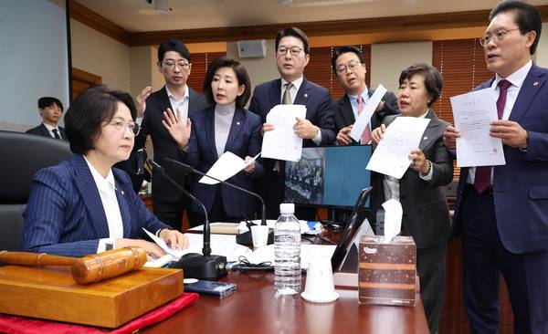 국회 법제사법위원회 국민의힘 의원들이 15일 서울 서초구&nbsp;대법원에서 열린 전체회의에서 '이재명 대통령의 공직선거법위반 사건에 대한&nbsp;대법원&nbsp;전원합의체 관련 서류 제출 요구의 건' 처리에 재판 개입이라 주장하며 추미애 위원장에게 항의하고 있다. 2025.10.15 [사진=연합뉴스]