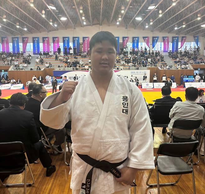 제106회 전국체육대회 유도 남자대학부 +100㎏급에서 우승한 김민준(용인대)이 기념사진을 찍고 있다.