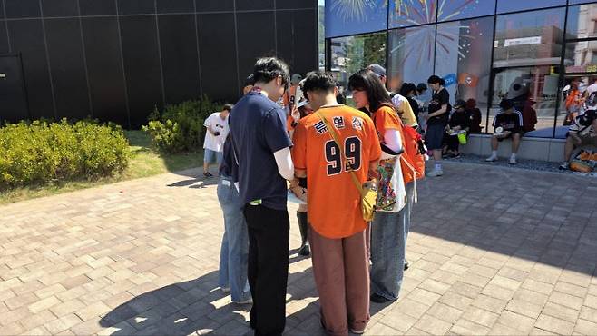 대전경찰청과 중부경찰서가 프레이오프 1차전이 펼쳐지는 대전 한화생명이글스파크에서 암표 판매와 호객행위를 암행 단속한다. 사진은 지난 7월 올스타전 경기에서 경찰 활동 모습. &nbsp;(사진=대전경찰청 제공)