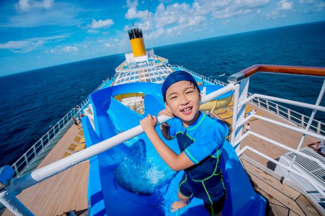 코스타 세레나호 외부 수영장 모습. 팬스타크루즈