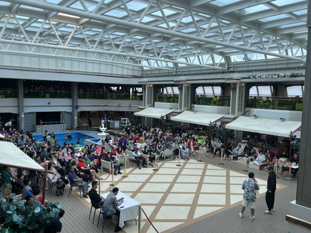 코스타 세레나호 내부 수영장에서 노래자랑 대회가 개최됐다. 김세연 기자