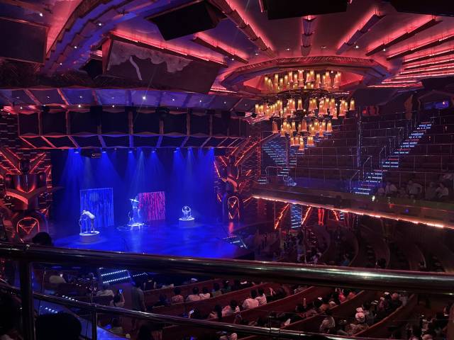 코스타 세레나호 대극장에서 아크로바틱 무대가 진행중이다. 김세연 기자
