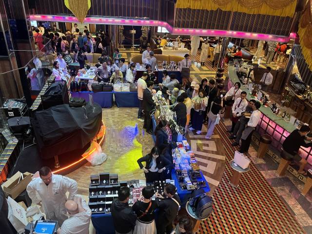 코스타 세레나호 라운지 바에서 쇼핑중인 승객들. 김세연 기자