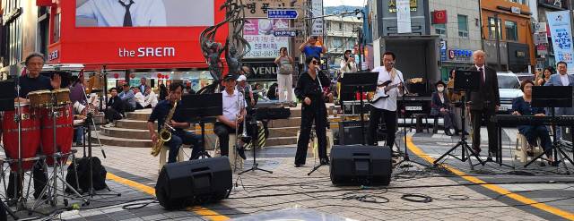 지난달 28일 노신사 밴드가 광복로에서 거리 공연을 열고 있다.