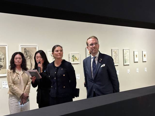 17일 부산현대미술관을 방문한 스웨덴 빅토리아(Victoria) 왕세녀(왼쪽에서 세 번째)와 안드레아스 칼손(맨 오른쪽) 농촌국토부 국토주택장관이 ‘힐마 아프 클린트: 적절한 소환’ 전시를 돌아보고 있다. 김은영 기자 key66@