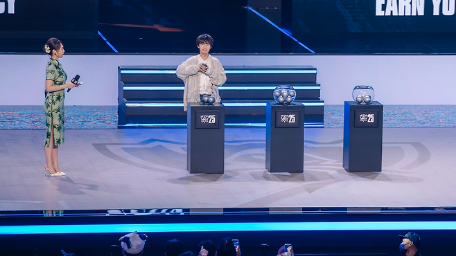 대진 추첨 중인 '바오란' 왕류이(사진=라이엇 게임즈)