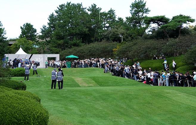 1번홀에서 갤러리들이 관람하고 있다.(사진=대회조직위 제공)