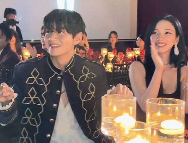 15일 서울 종로구 포시즌스호텔에서 열린 'W코리아 유방암 자선행사'에 BTS 멤버 뷔(앞줄 왼쪽)와 에스파 멤버 카리나가 참석해 있다. (사진=W코리아 인스타그램 캡처)