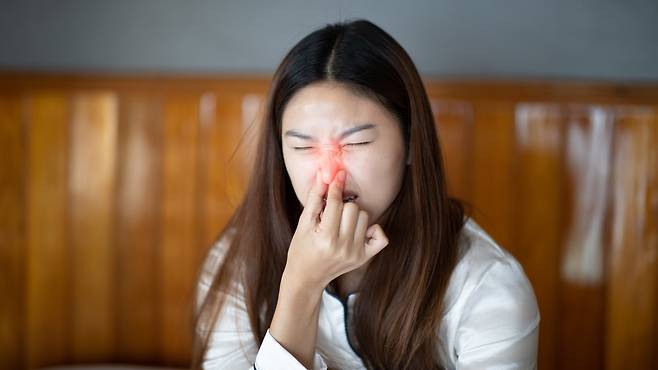 만성 비염으로 인해 구강호흡이 지속되면 얼굴형 변화가 나타날 수 있다｜출처: 클립아트코리아