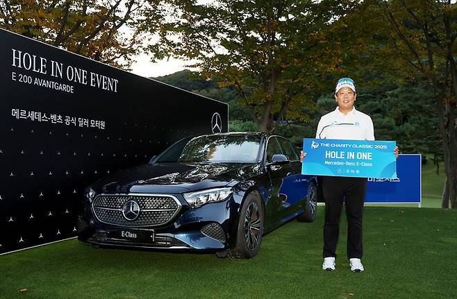 16일 더채리티클래식 1라운드에서 홀인원을 기록한 김연섭이 부상으로 주어지는 벤츠 승용차 앞에서 환하게 웃고 있다.