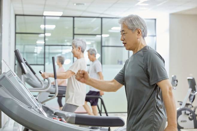 걷기나 달리기, 자전거 타기 등 유산소 운동을 꾸준히 하면 내장 지방을 줄이는 데 도움이 된다. 사진=클립아트코리아