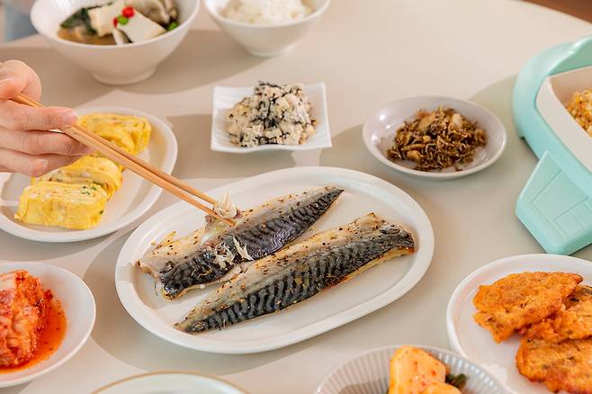 밥 먹을 때 채소, 단백질 음식을 먼저 먹은 후 마지막에 밥(탄수화물)을 먹으면 혈당 급상승 억제 도움이 된다. 사진=클립아트코리아