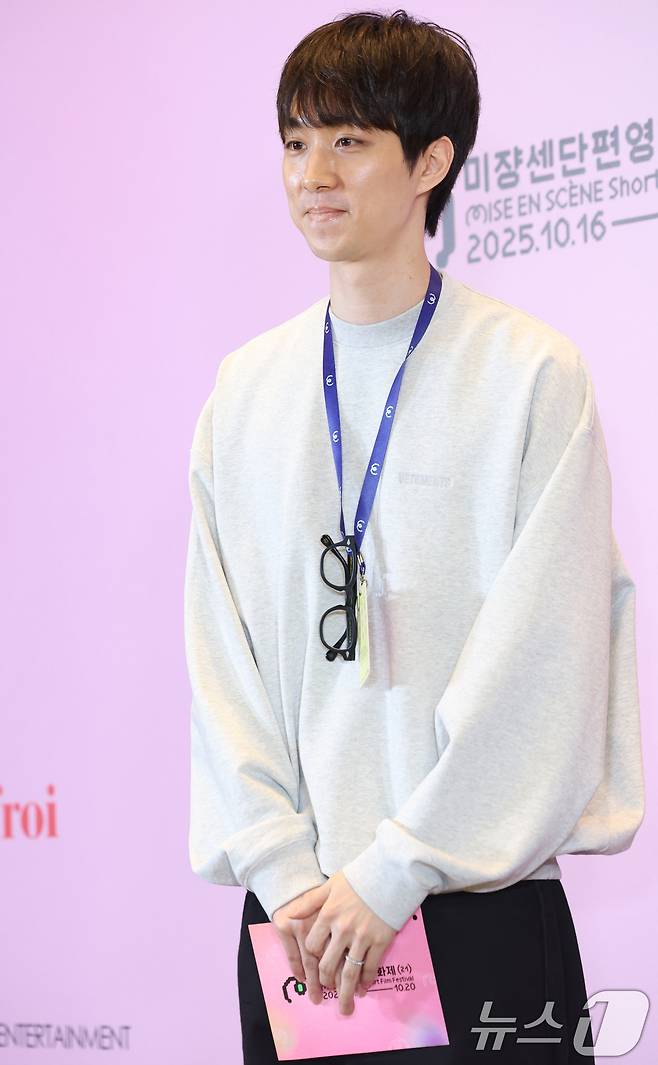 이충현 감독이 16일 오후 서울 용산구 CGV용산아이파크몰에서 열린 ‘제21회 미쟝센단편영화제’에 참석해 포즈를 취하고 있다. ⓒ News1 권현진 기자