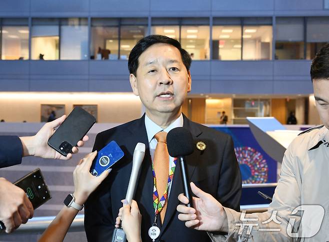 주요20개국(G20) 재무장관회의와 국제통화기금 및 세계은행(IMF/WB) 연차총회 참석차 미국 워싱턴D.C를 방문중인 구윤철 경제부총리 겸 기획재정부 장관이 16일(현지시간) 국제통화기금(IMF)에서 특파원 인터뷰를 하고 있다. (기재부 제공. 재판매 및 DB 금지) 2025.10.17/뉴스1