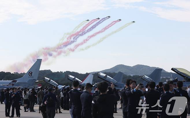 17일 경기 성남시 수정구 서울공항에서 열린 '서울 국제 항공우주 및 방위산업 전시회'(서울 ADEX 2025)'에서 공군 전투기가 축하 비행을 하고 있다. 2025.10.17/뉴스1 ⓒ News1 김영운 기자