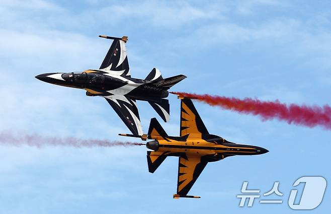 17일 경기 성남시 수정구 서울공항에서 열린 '서울 국제 항공우주 및 방위산업 전시회'(서울 ADEX 2025)'에서 공군 특수비행팀 블랙이글스가 화려한 에어쇼를 선보이고 있다. 2025.10.17/뉴스1 ⓒ News1 김영운 기자