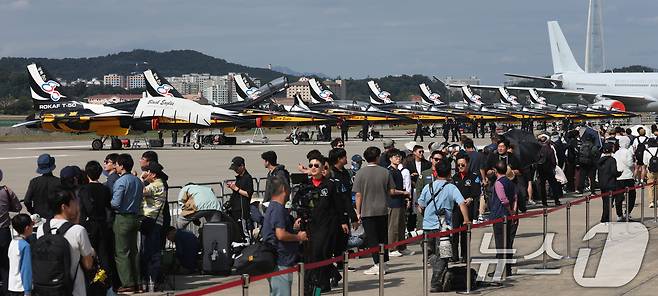 17일 경기 성남시 수정구 서울공항에서 열린 '서울 국제 항공우주 및 방위산업 전시회'(서울 ADEX 2025)'에서 공군 특수비행팀 블랙이글스가 전시돼 있다. 2025.10.17/뉴스1 ⓒ News1 김영운 기자