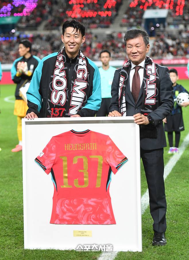 손흥민이 14일 서울월드컵경기장에서 열린 남자 축구 국가대표 평가전 파라과이와 경기 전 137경기 A매치 최다 출전 기념식에서 정몽규 회장과 기념촬영을 하고 있다.  2025. 10. 14. 최승섭기자 thunder@sportsseoul.com