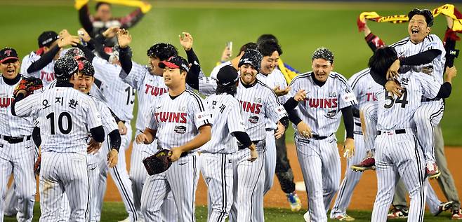 2023년 한국시리즈 우승 직후 기쁨을 나누고 있는 LG 선수단. 사진 | 스포츠서울 DB