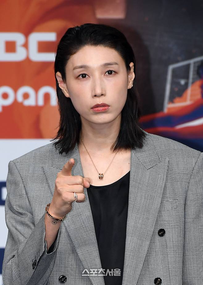 배구 레전드 김연경이 24일 서울 마포구 MBC 신사옥 골든마우스홀에서 열린 MBC 새 예능 ‘신인감독 김연경’ 제작발표회에서 취재진을 향해 포즈를 취하고 있다.  ‘신인감독 김연경’은 신인감독으로 돌아온 배구계의 전설 김연경의 구단 창설 프로젝트를 담고 있으며 김연경, 승관, 표승주 등이 출연하며 권락희 PD가 연출을 맡았다. 2025. 9. 24.  박진업 기자 upandup@sporttsseoul.com