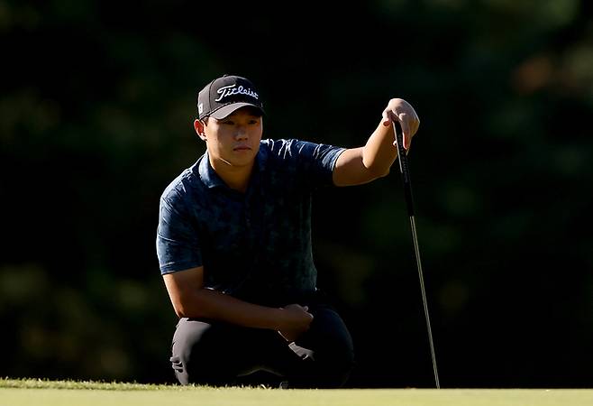 이상희가 17일 서원밸리에서 열린 KPGA투어 더채리티클래식 2라운드에서 그린을 살피고 있다. 사진 | KPGA