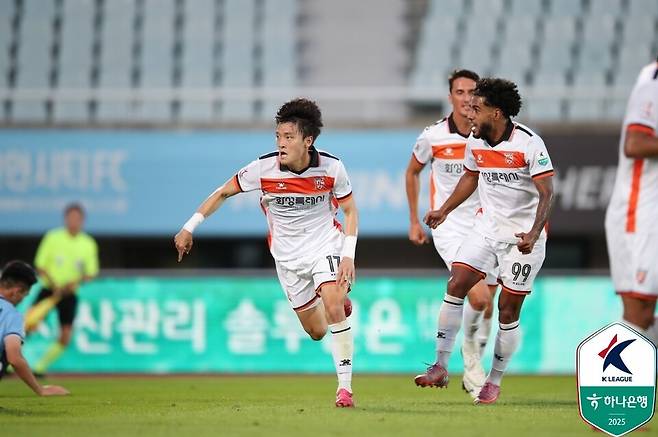 화성FC 수비수 임창석(왼쪽). /사진=한국프로축구연맹