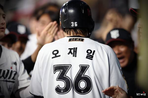 오재일이 지난해 9월 28일 키움전에서 홈런을 치고 더그아웃에서 세리머니를 펼치고 있다. /사진=KT 위즈