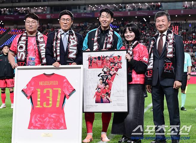 14일 서울월드컵경기장에서 열린 축구대표팀과 파라과이의 평가전. 경기 전 손흥민 A매치 최다 출전(137경기) 기념식이 열렸다. 손흥민 축하하는 붉은악마 응원단 대표, 정몽규 회장, 차범근 감독. 상암=송정헌 기자songs@sportschosun.com/2025.10.14/