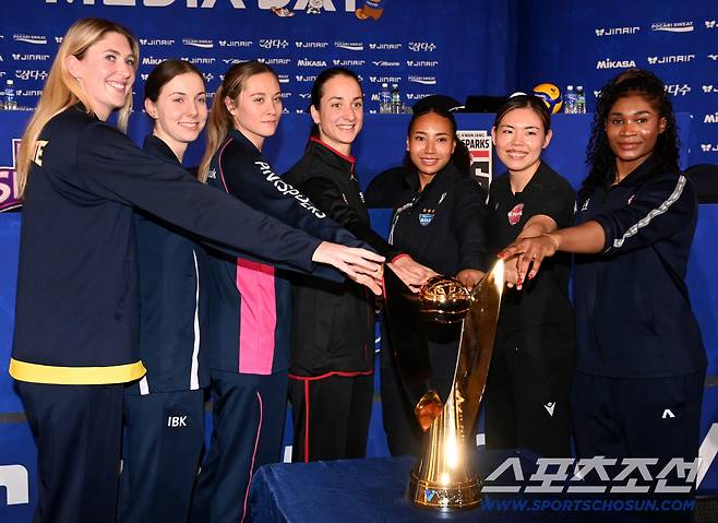 16일 리베라호텔에서 열린 V리그 여자부 미디어데이. 미디어데이에 참석한 7개구단 외국인 선수들이 우승 트로피와 함께 포즈를 취하고 있다. 왼쪽부터 정관장 고희진, 현대건설 카리, IBK기업은행 킨켈라, 흥국생명 레베카, 정관장 자네테, GS칼텍스 레이나, 페퍼저축은행 시마무라, 한국도로공사 모마. 허상욱 기자wook@sportschosun.com/2025.10.16/