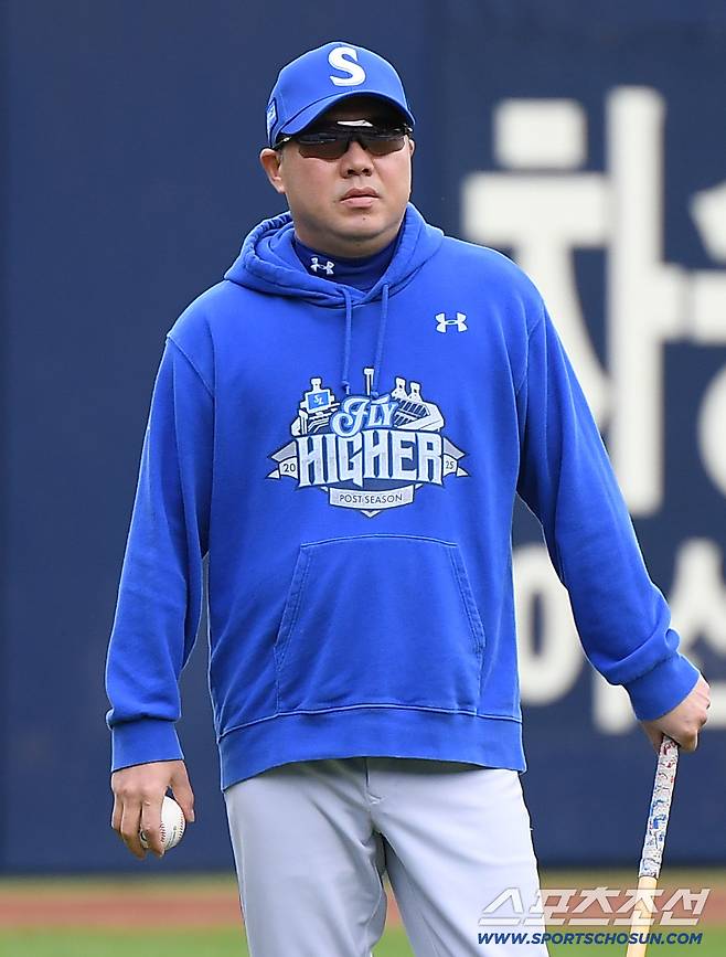 14일 대구 라이온즈파크에서 열린 SSG와 삼성의 준PO 4차전. 삼성 박진만 감독이 외야에서 타격 훈련을 지켜보고 있다. 대구=정재근 기자 cjg@sportschosun.com/2025.10.14/