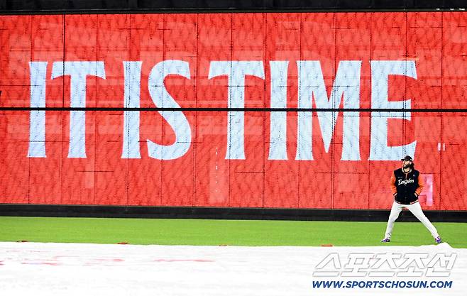 17일 대전한화생명볼파크에서 열린 삼성과 한화의 PO 1차전. 한화 선발투수 폰세가 워밍업을 하고 있다. 대전=허상욱 기자wook@sportschosun.com/2025.10.17/