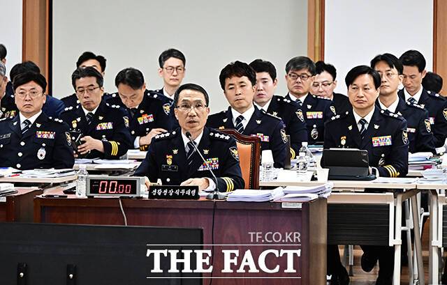 질의에 답변하는 유재성 경찰청장 직무대행.