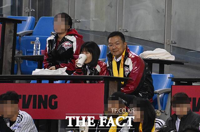 윤관 BRV 대표가 아내 구연경 LG복지재단 대표와 함께 지난 3월 27일 서울 송파구 잠실야구장에서 열린 2025 KBO리그 LG 트윈스와 한화 이글스의 경기를 관람하고 있다. /박헌우 기자