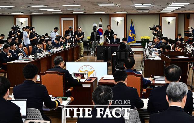 신정훈 행안위원장이 17일 오전 서울 서대문구 경찰청에서 열린 행정안전위원회 국정감사에 참석해 발언을 하고 있다. /배정한 기자