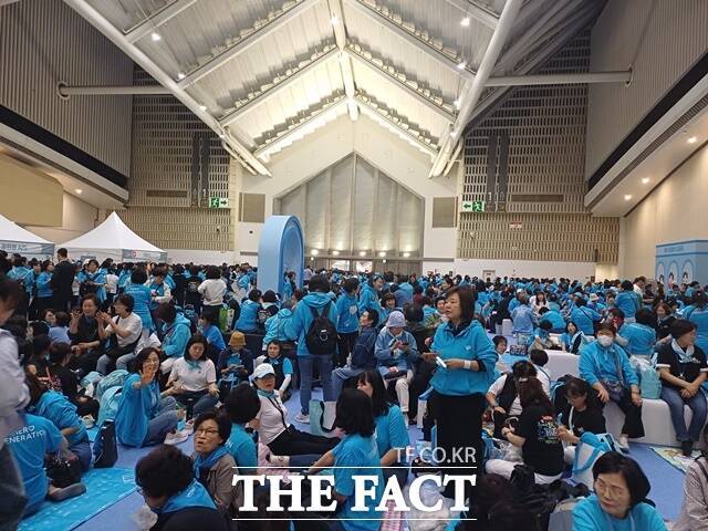 17일 오후 임영웅 콘서트 'IM HERO TOUR 2025'가 열리는 인천 송도컨벤시아 전시장 주변은 그야말로 발디딜 틈없을 만큼 하늘색 물결로 뒤덮였다. 관객들의 표정에서부터 축제 분위기였다. /강일홍 기자