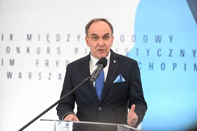 쇼팽 콩쿠르를 주관하는 쇼팽 인스티튜트의 아르투르 슈클레네르 원장이 16일(현지시간) 폴란드 바르샤바의 국립 필하모닉 홀에서 제19회 쇼팽 콩쿠르 결선 진출자 명단을 발표하고 있다.  [사진 제공= AP연합뉴스]