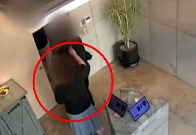 한 여성이 제주도 숙박업소에서 직원에게 폭언과 욕설을 쏟아내고 있다. 'JTBC News' 유튜브