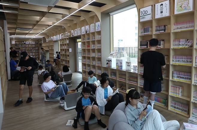 지난 12일 부산 연제구 연제만화도서관의 모습. 시민들이 만화책을 읽고 있다. 연제만화도서관은 지난 6월 문을 연 전국 1호 공공 만화 도서관이다. 개관 4개월 만에 방문객 8만명을 넘겼다. 지하 2층, 지상 4층 규모로 국내외 만화책 3만여 권을 볼 수 있다./김동환 기자