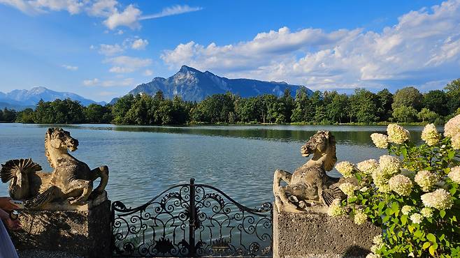 잘츠부르크 외곽 레오폴츠크론 호텔 앞 호숫가. 페스티벌 공동창립자 라인하르트 저택을 호텔로 개조했다. 호숫가 너머 해발 1853미터 높이의 운터스베르크 산이 보인다. /김기철기자