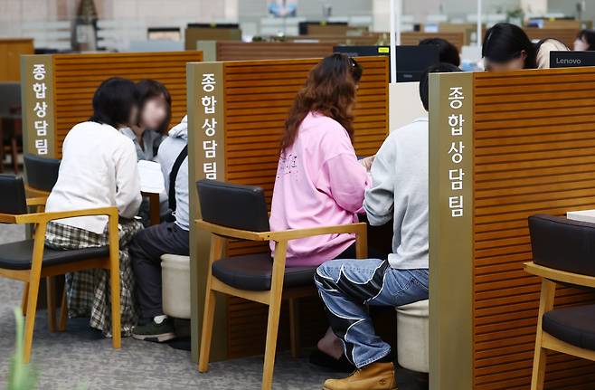 부동산 대출규제 강화 첫날인 16일 오전 서울 시내의 한 은행에서 시민들이 대출 상담을 받고 있다./뉴스1