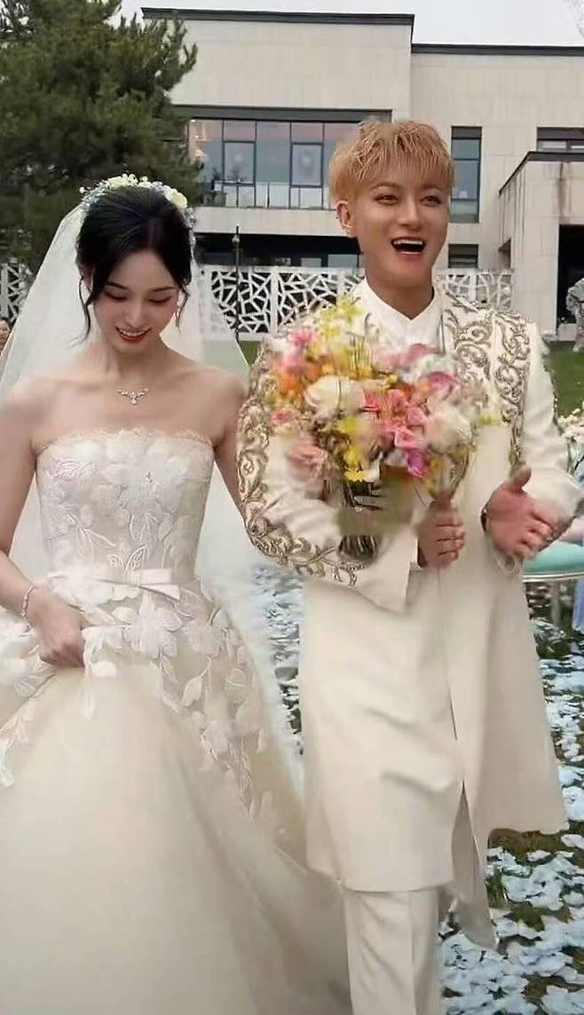 엑소 전 멤버 타오(오른쪽)와 쉬즈양이 지난 16일 중국 베이징에서 결혼식을 올렸다./바이두 캡처