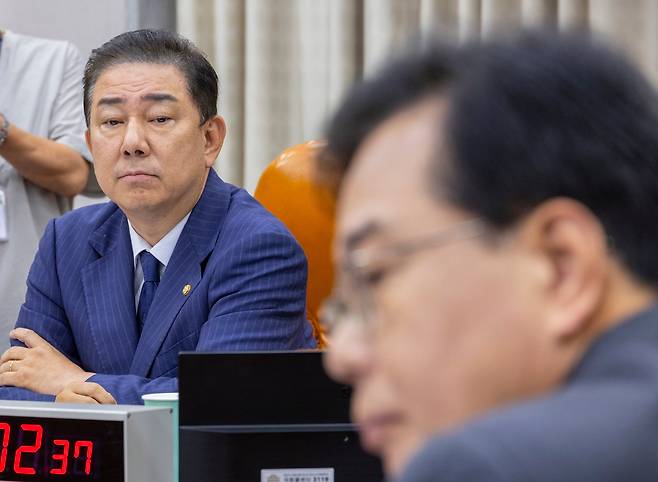 더불어민주당은 김현지 대통령실 제1부속실장 국정감사 출석과 관련해 "김 실장 출석을 막는 건 국민의힘"이라고 비판했다. 지난 9월 24일 국회에서 열린 운영위원회 전체 회의에서 국회 운영위원장인 더불어민주당 김병기 원내대표(왼쪽)와 국민의힘 송언석 원내대표가 자리에 앉아 있다. /연합뉴스