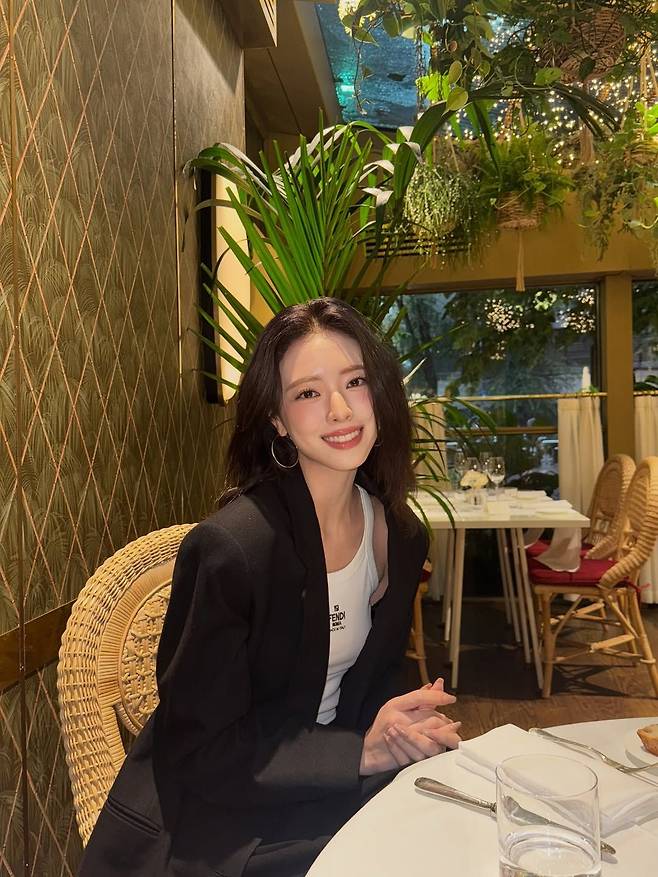 블랙 블레이저로 깔끔한 스타일링을 한 있지 유나. 인스타그램 @igotyuandme