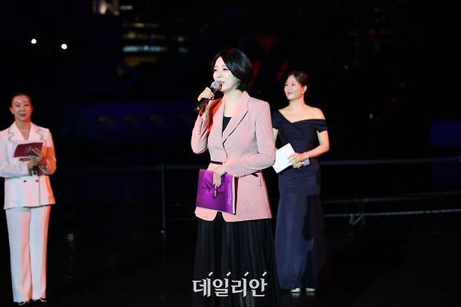 17일 서울 송파구 석촌호수에서 열린 제3회 서울 발레페스티벌 개막식에서 배현진 국민의힘 의원(서울 발레페스티벌 조직위원장·서울시당위원장)이 개회사를 하고 있다. ⓒ데일리안 김민석 기자