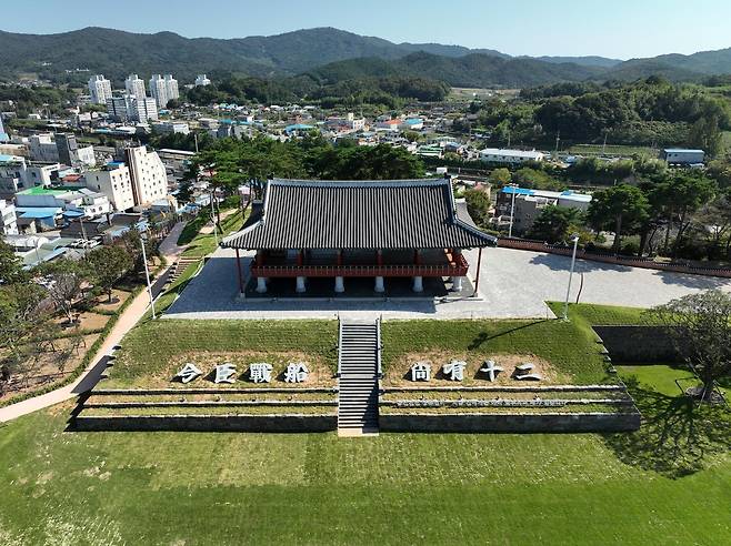전남 보성군 보성읍의 열선루. 이순신 장군이 장계를 올린 곳으로, 정면 5칸·측면 4칸 규모의 누각이 고증을 거쳐 품격 있게 복원됐다. 보성군 제공