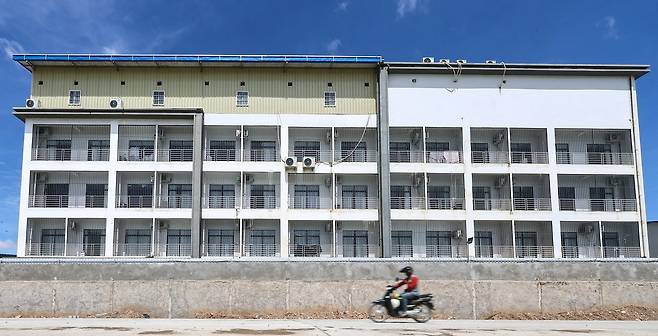 16일(현지시간) 캄보디아과 베트남 국경 지역 쯔러이톰에 위치한 온라인스캠범죄단지. 현지인들에 따르면 이 단지들은 최근 1~2년 사이에 생겼다. 범죄조직들은 지난해부터 캄보디아 당국의 단속이 심해지자 눈을 피하기 위해 국경지대로 거점을 옮기는 것으로 알려졌다. 2025.10.16 뉴스1