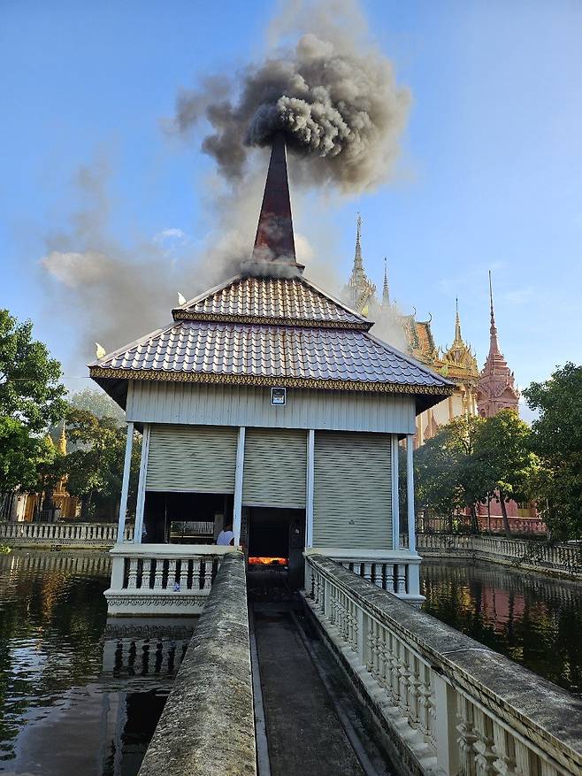 16일 오후 4시경(현지 시간) 캄보디아 수도 프놈펜 도심의 뜩틀라 사원 화장장 굴뚝에서 검은 연기가 피어오르고 있다. 이곳엔 8월 감금·고문 끝에 숨진 대학생 박모 씨(22)의 시신이 두 달 넘게 안치돼있다. 사원 관계자는 “연고 없는 한국 청년의 시신이 두 달에 한 구꼴로 실려 온다”고 전했다. 프놈펜=정서영 기자 cero@donga.com
