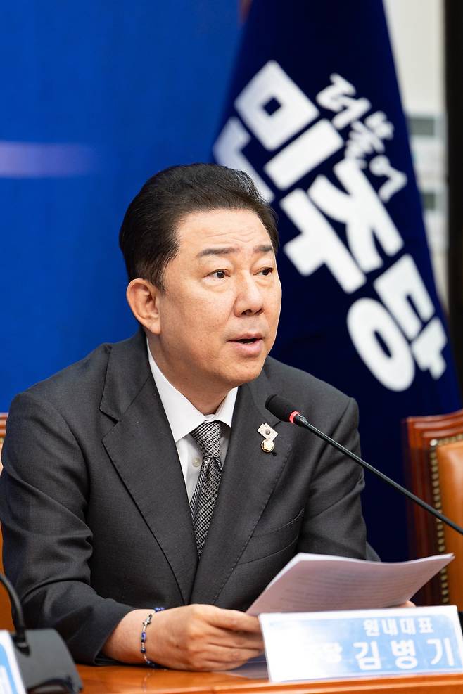김병기 더불어민주당 원내대표가 17일 서울 여의도 국회에서 열린 최고위원회의에서 모두 발언을 하고 있다. 2025.10.17 뉴스1